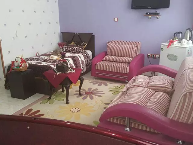 اتاق دربند با تخت و مبلمان صورتی