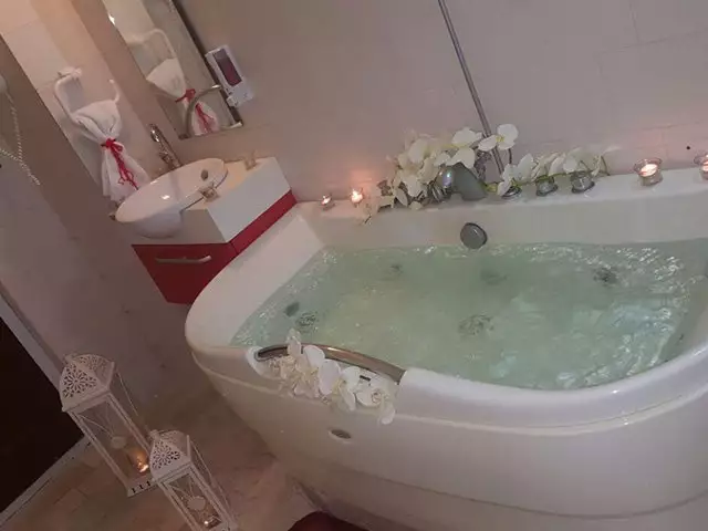 وان جکوزی دربند با گل‌آرایی