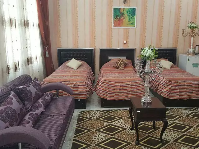 اتاق سه‌تخته دربند با مبل و میز پذیرایی