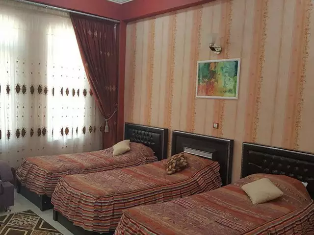 سه تخت یک‌نفره در اتاق هتل دربند