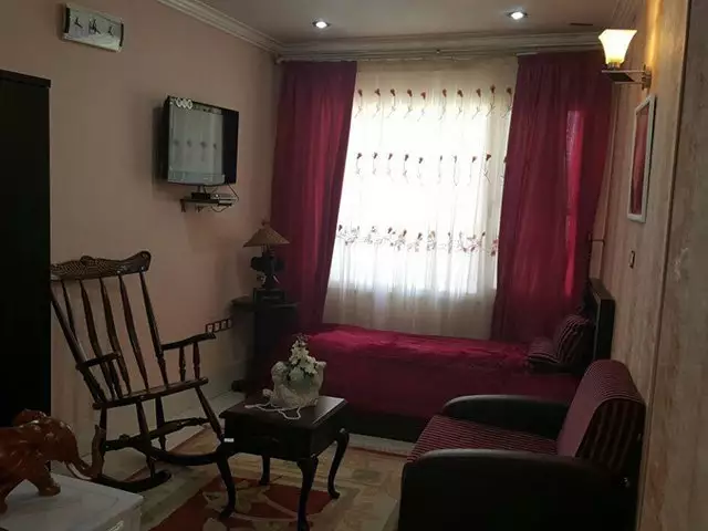نشیمن اتاق هتل دربند با صندلی گهواره‌ای