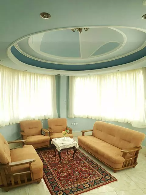 چیدمان مبل‌های کرم در اتاق نشیمن هتل دربند