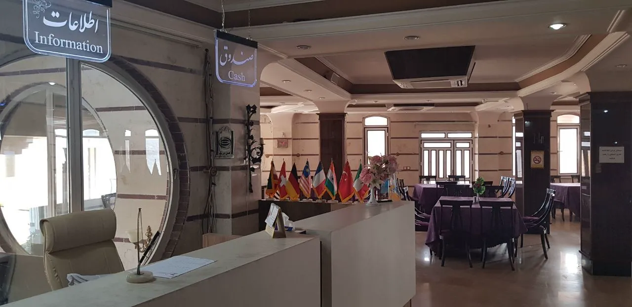 پذیرش هتل دربند کنار سالن غذاخوری