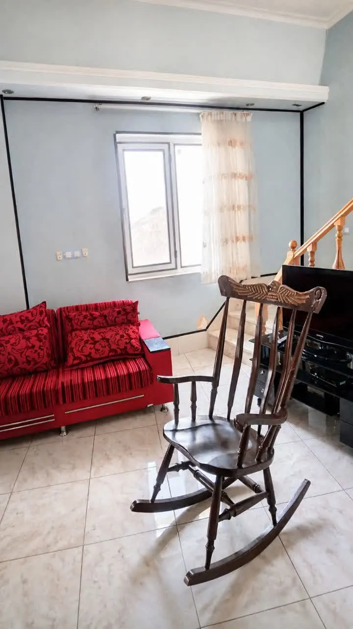 نشیمن هتل دربند با مبل قرمز و صندلی راک