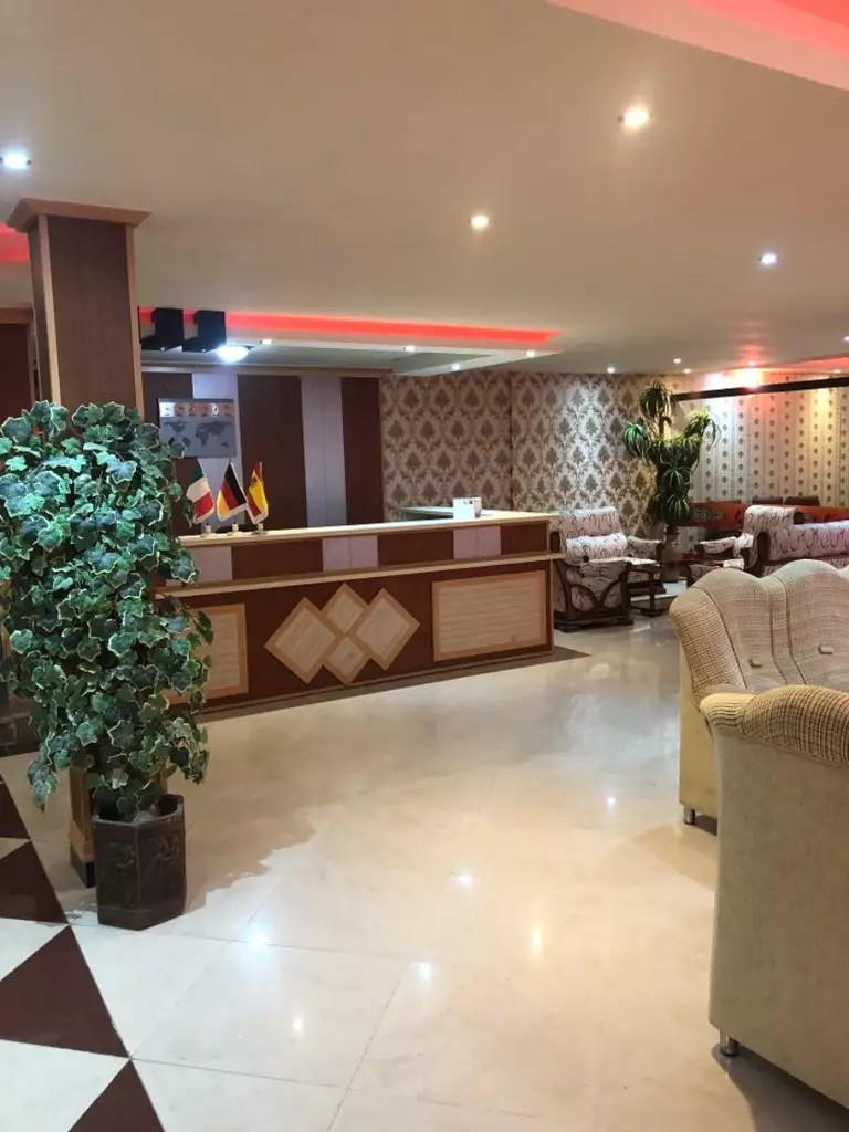 پذیرش هتل دریا با مبلمان و گیاهان تزئینی