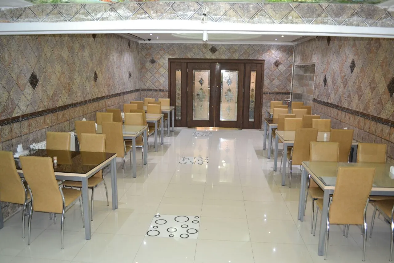 چیدمان میز و صندلی در سالن هتل حافظ