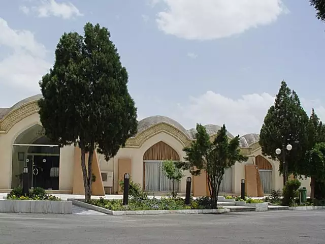 نمای ساختمان هتل جهانگردی میان درختان