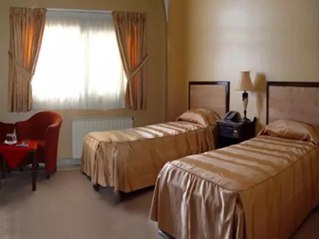 اتاق دوتخته هتل جهانگردی با پنجره بزرگ
