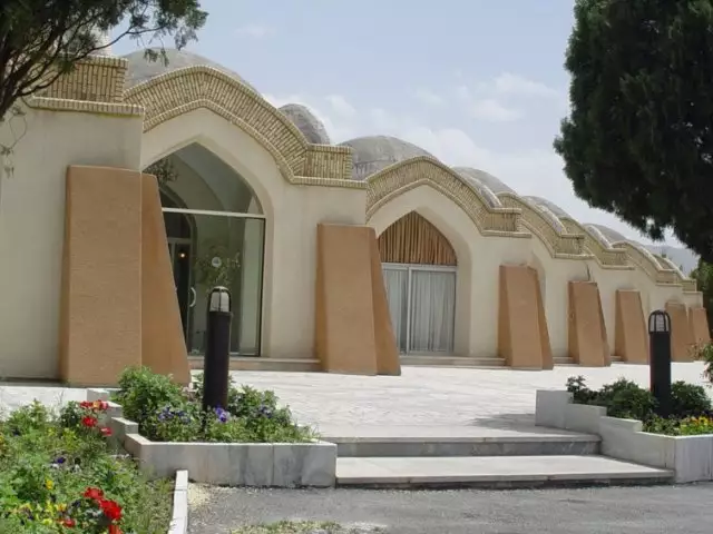 ورودی هتل جهانگردی با نمای قوسی