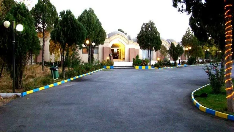 مسیر ورودی هتل جهانگردی میان درختان و فضای سبز