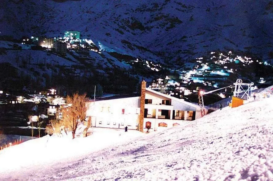 نمای شبانه هتل جهانگردی شمشک در دامنه برفی
