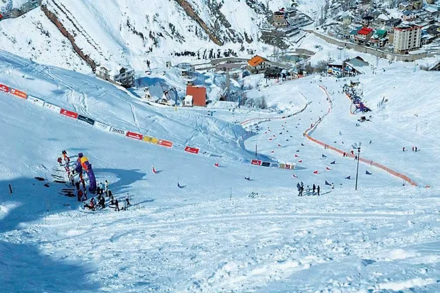 اسکیبازان در پیست برفی شمشک