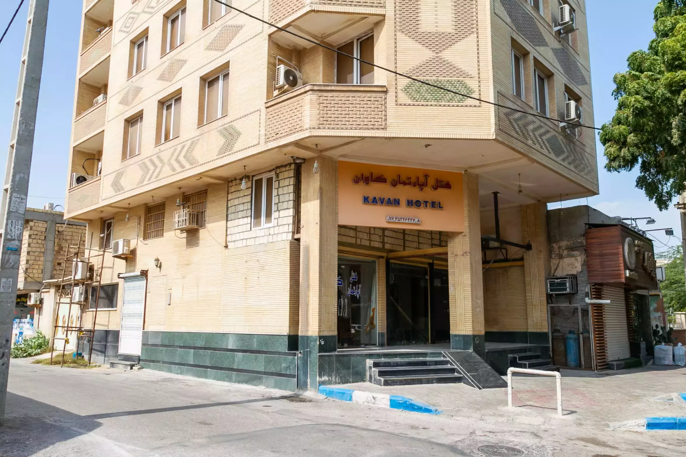 نمای بیرونی هتل کاوان در ساختمان چندطبقه