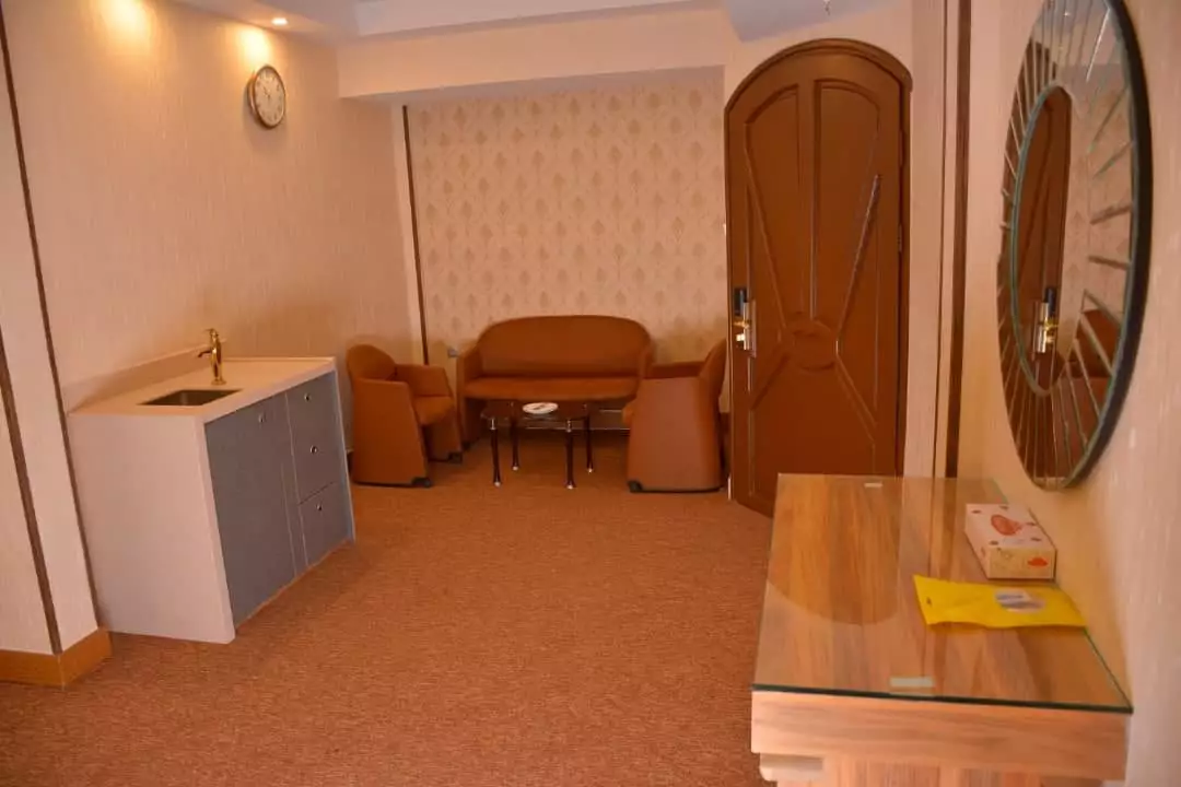 نشیمن کوچک با مبل و میز در هتل سیمرغ