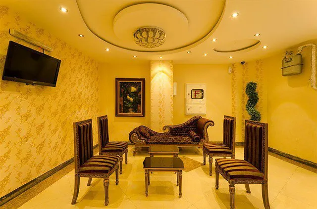 مبلمان و میز پذیرایی در لابی هتل یکتا