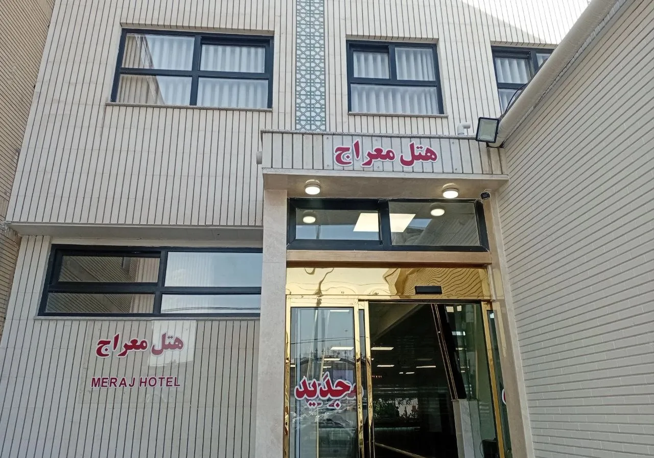 ورودی هتل معراج با نمای روشن و در شیشهای