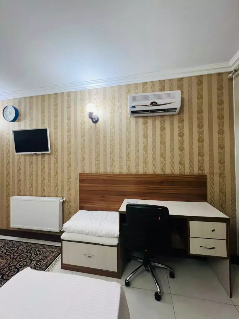 میز کار و صندلی در اتاق هتل عطر سیب