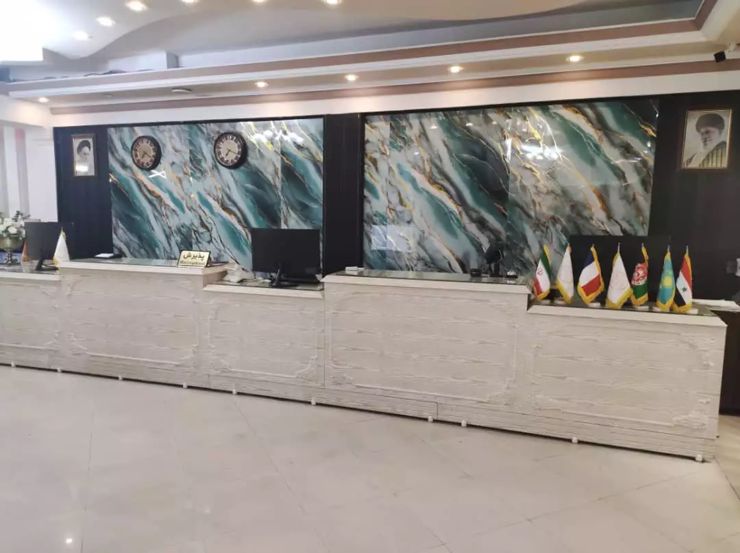 پذیرش هتل عطر سیب با دیوار مرمرنما