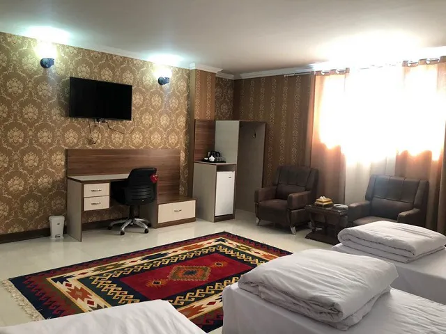 اتاق هتل عطر سیب با تخت، میز کار و نشیمن
