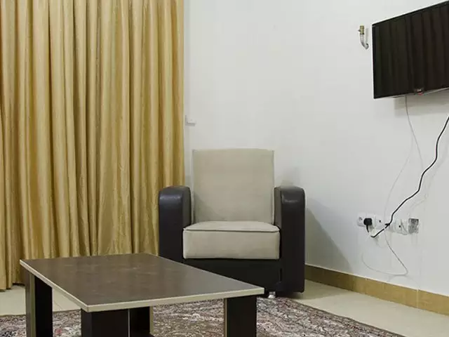 نشیمن اتاق آلتین ارس با مبل و تلویزیون