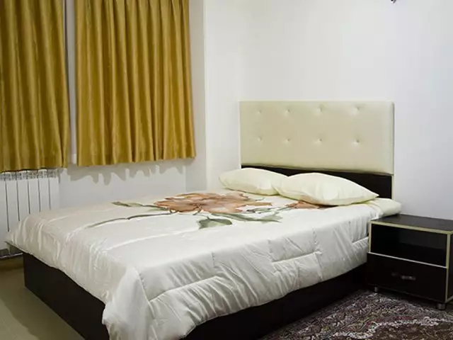 تخت دونفره با روتختی گلدار آلتین ارس