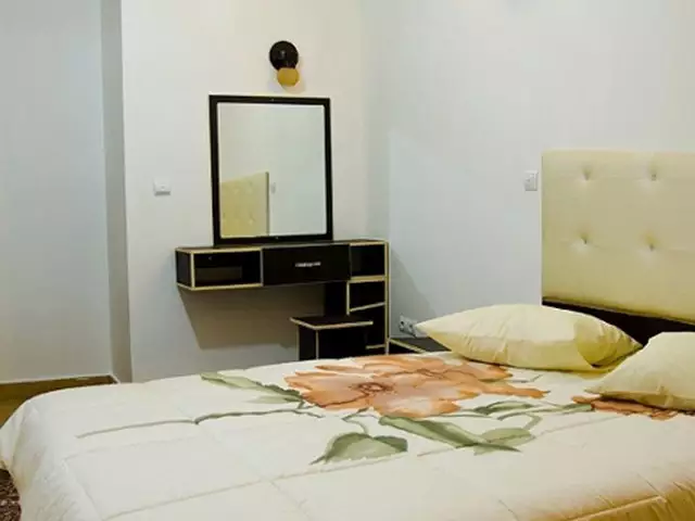 تخت دونفره با روتختی گلدار در هتل آلتین ارس