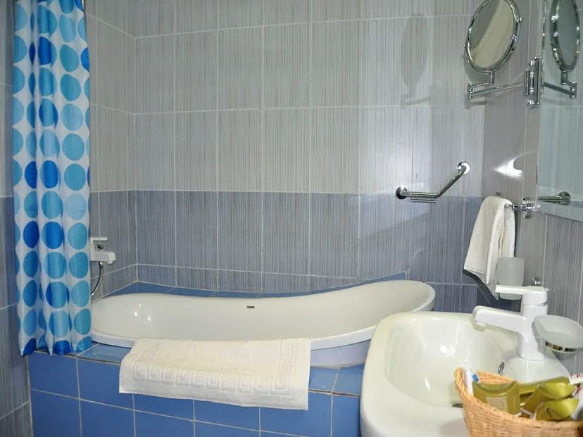وان و روشویی حمام بزرگ بام با پرده آبی