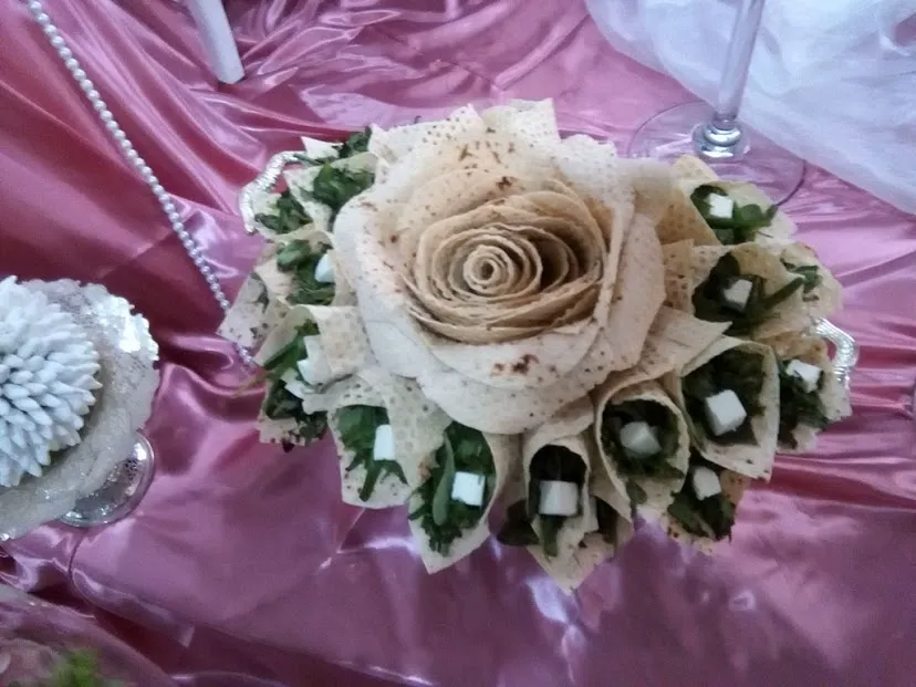 تزئین گل و خوراکی روی پارچه صورتی در هتل بزرگ بام