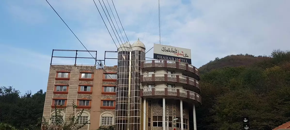 نمای بیرونی هتل شهاب ناهارخوران میان جنگل