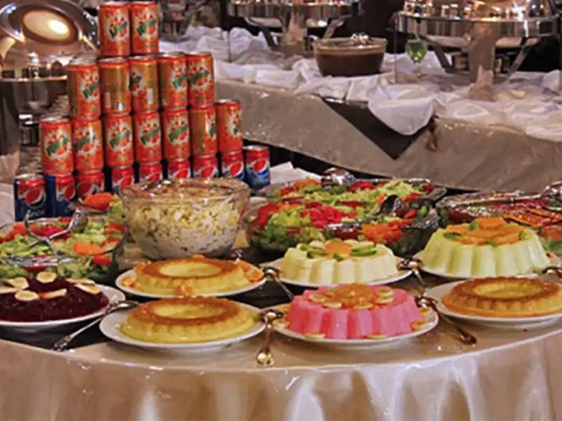 میز بوفه دسر و سالاد هتل شهاب ناهارخوران