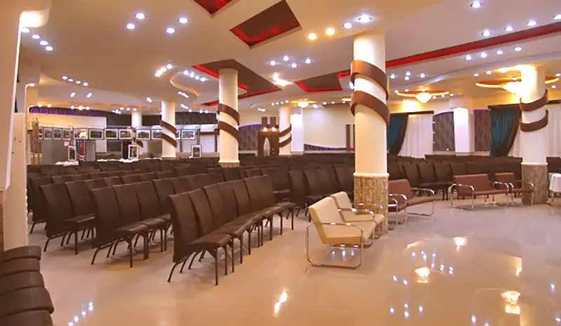 چیدمان صندلیها در سالن هتل شهاب ناهارخوران