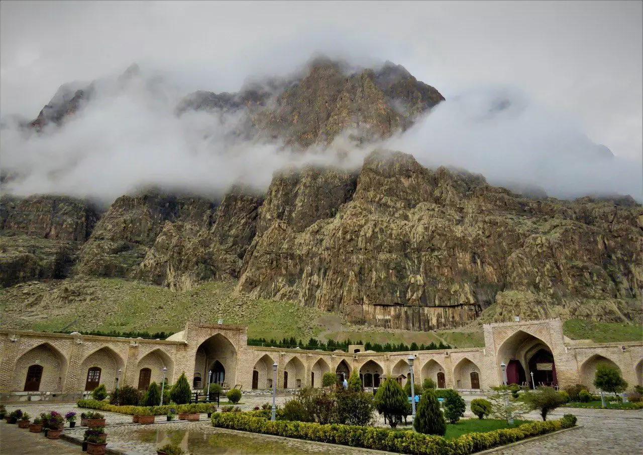 کاروانسرای لاله بیستون زیر کوهستان مهآلود