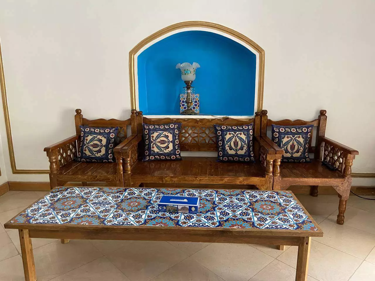 مبلمان چوبی سنتی با میز کاشیکاری در هتل لاله بیستون