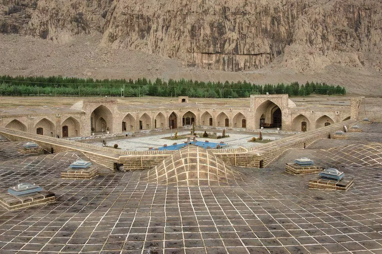 حیاط سنگفرش کاروانسرای لاله بیستون