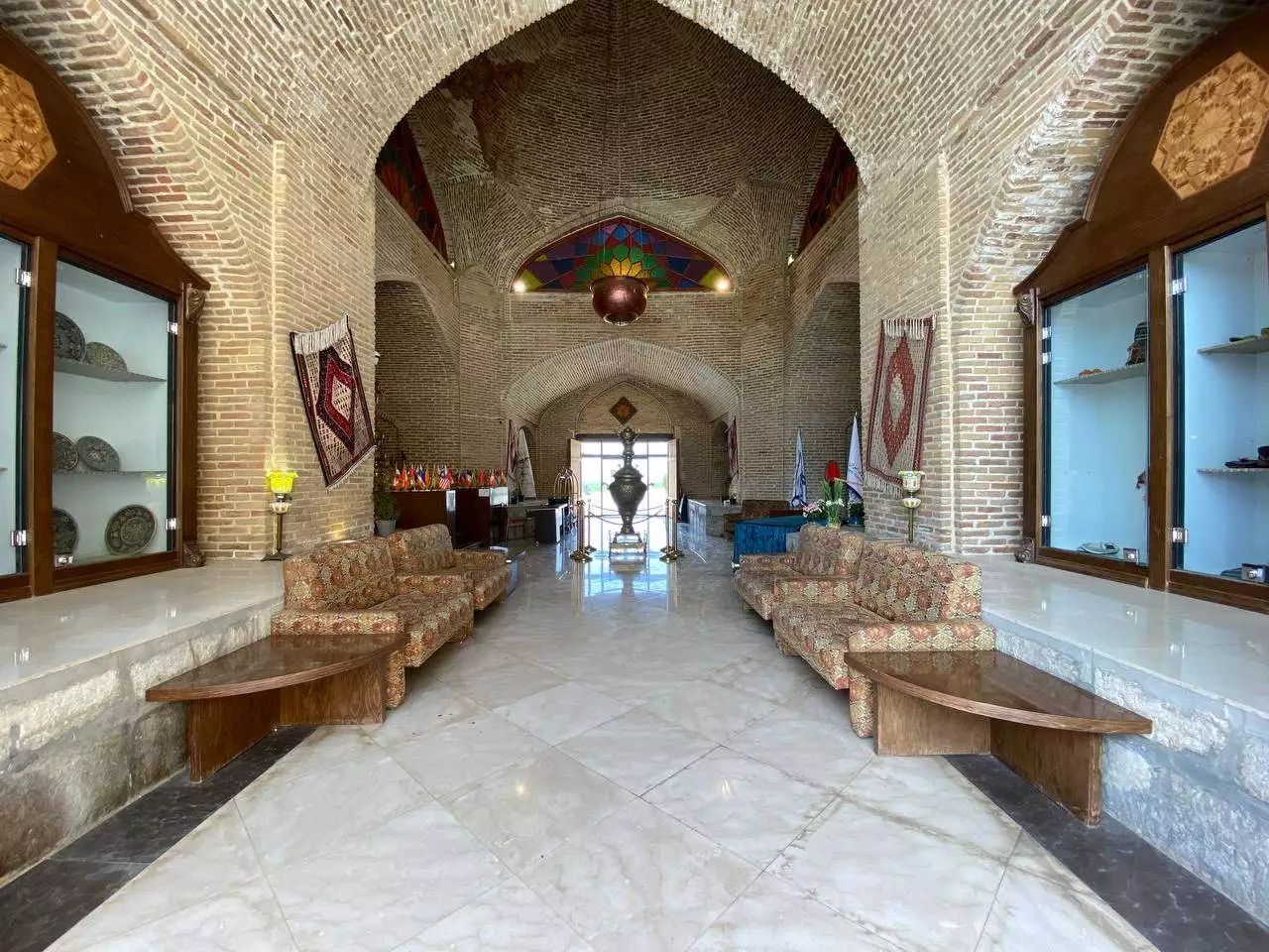 لابی طاقدار آجری هتل لاله بیستون با مبلمان سنتی