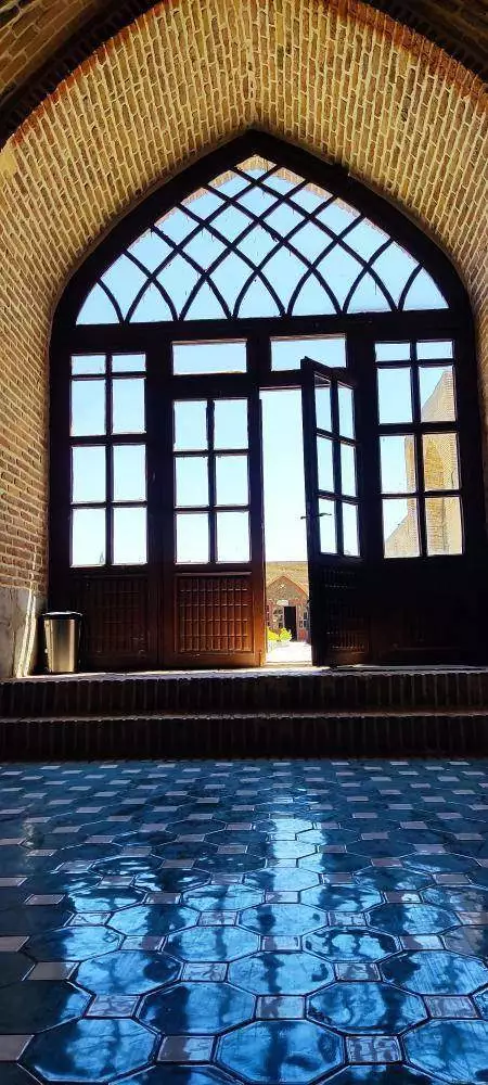 پنجره قوسی بلند و کف کاشیکاریشده در هتل لاله بیستون