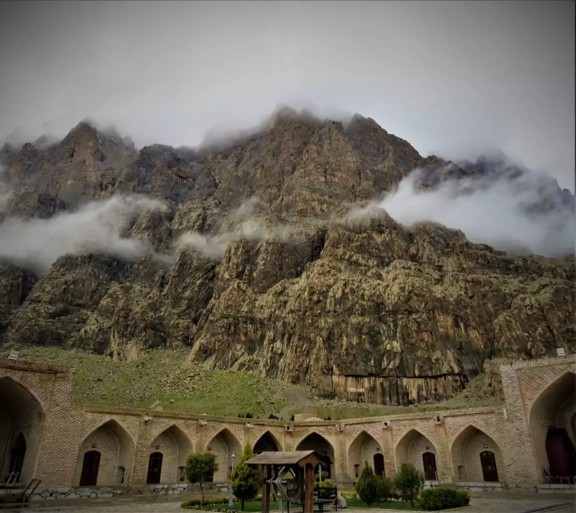کوه بیستون و نمای هتل لاله بیستون