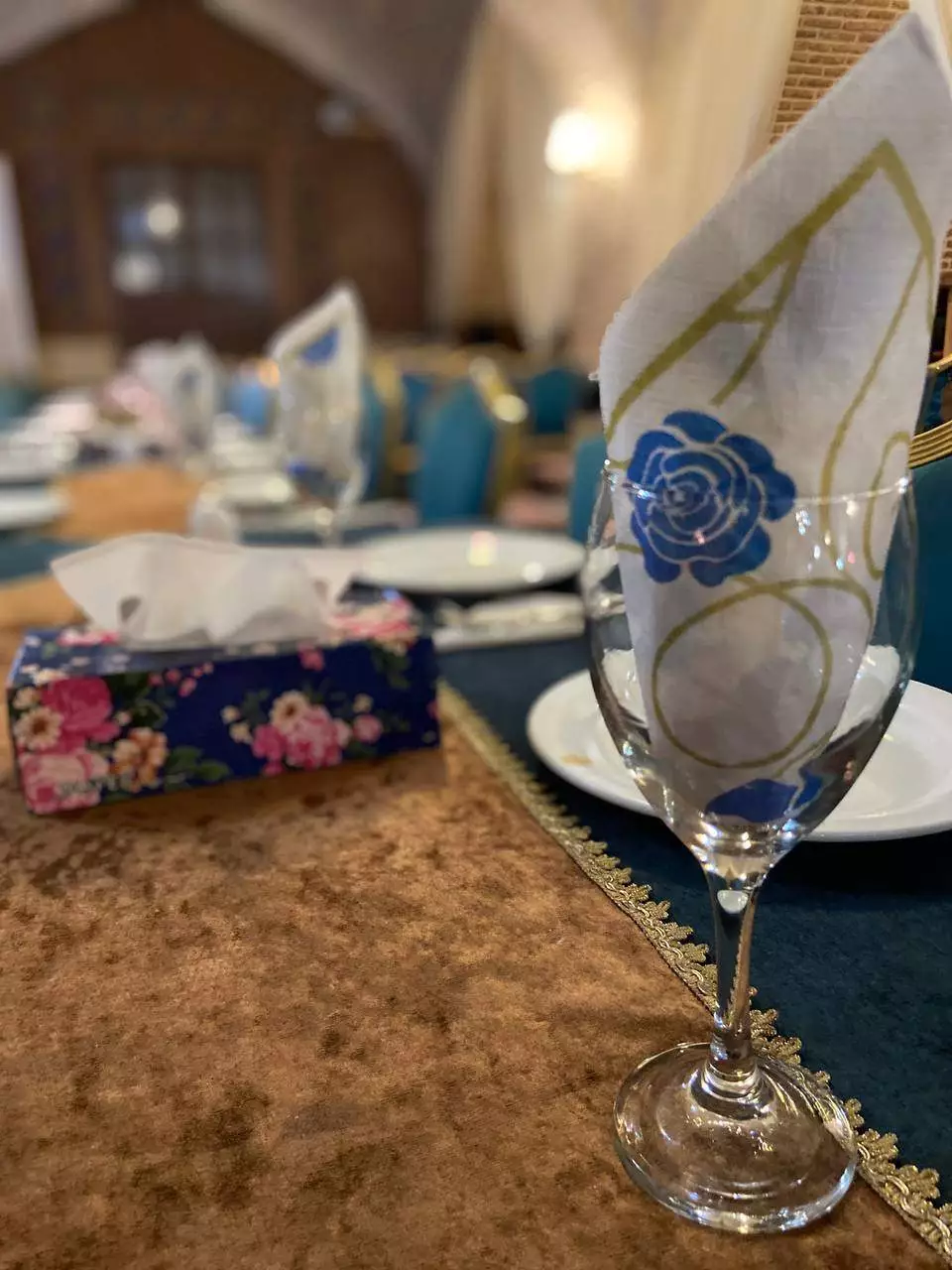 جام تزیینشده روی میز رستوران هتل لاله بیستون