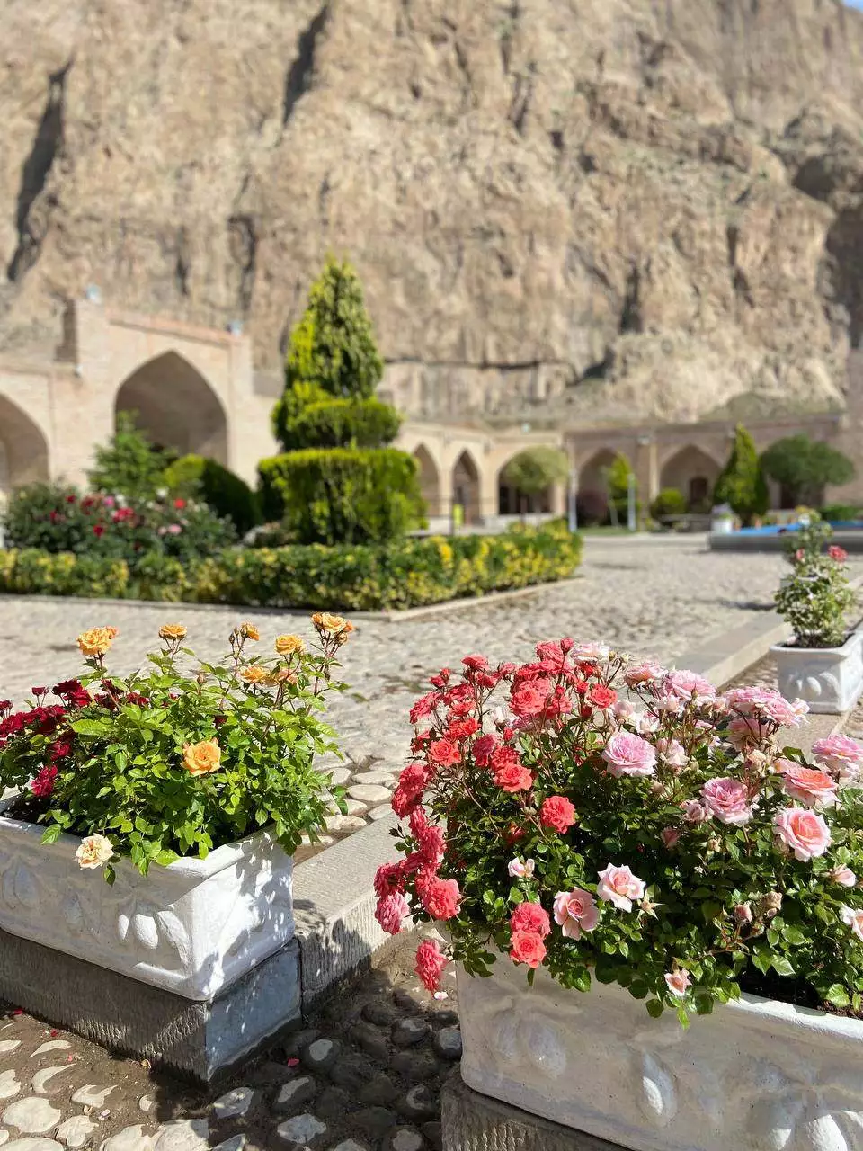 باغچه گلکاریشده هتل لاله بیستون