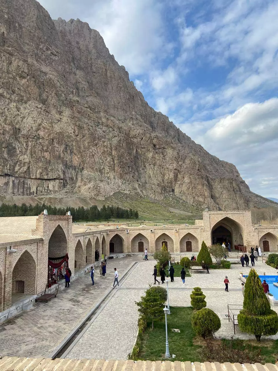 حیاط هتل لاله بیستون با چشمانداز کوه بیستون