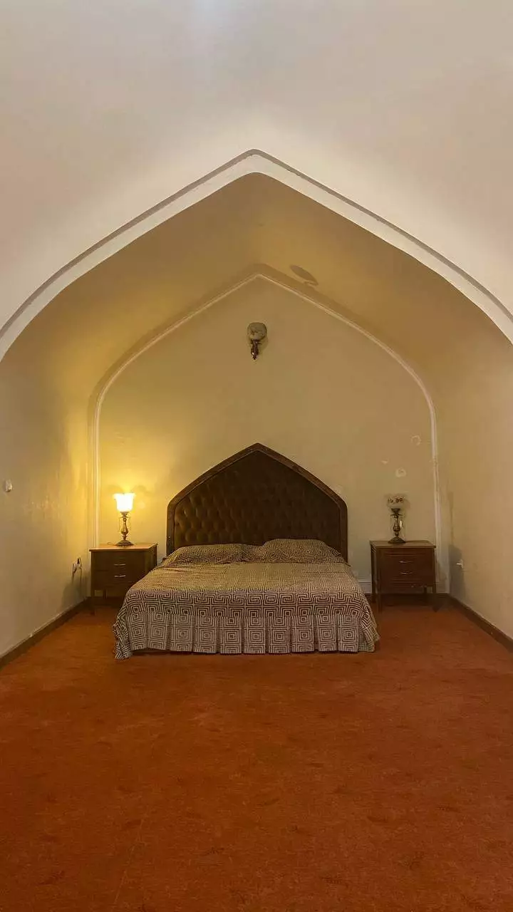 اتاق لاله بیستون با تخت زیر طاق قوسی