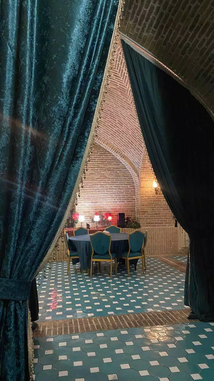 میزهای رستوران لاله بیستون در فضای آجری
