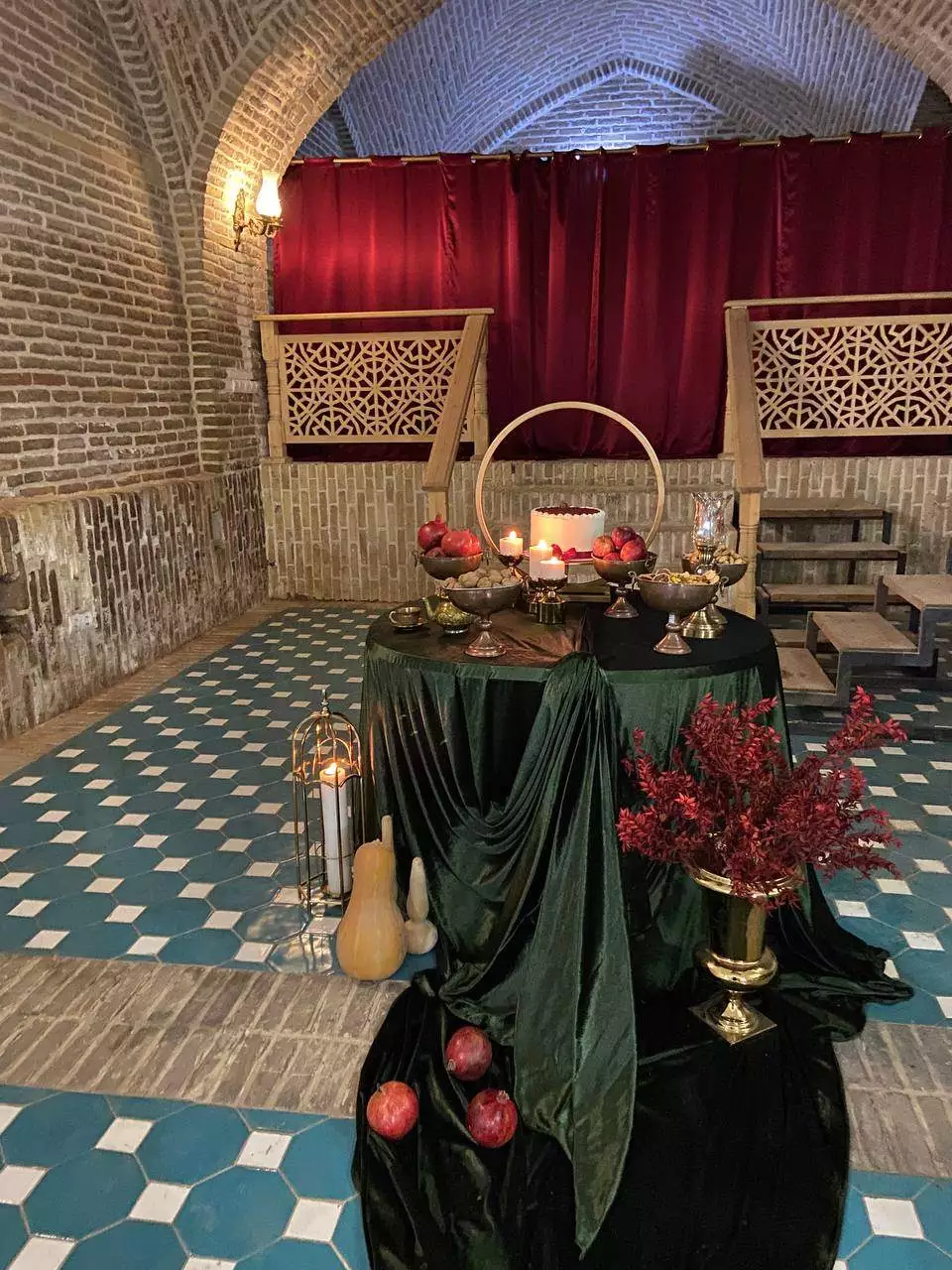 چیدمان یلدایی با انار در فضای آجری لاله بیستون