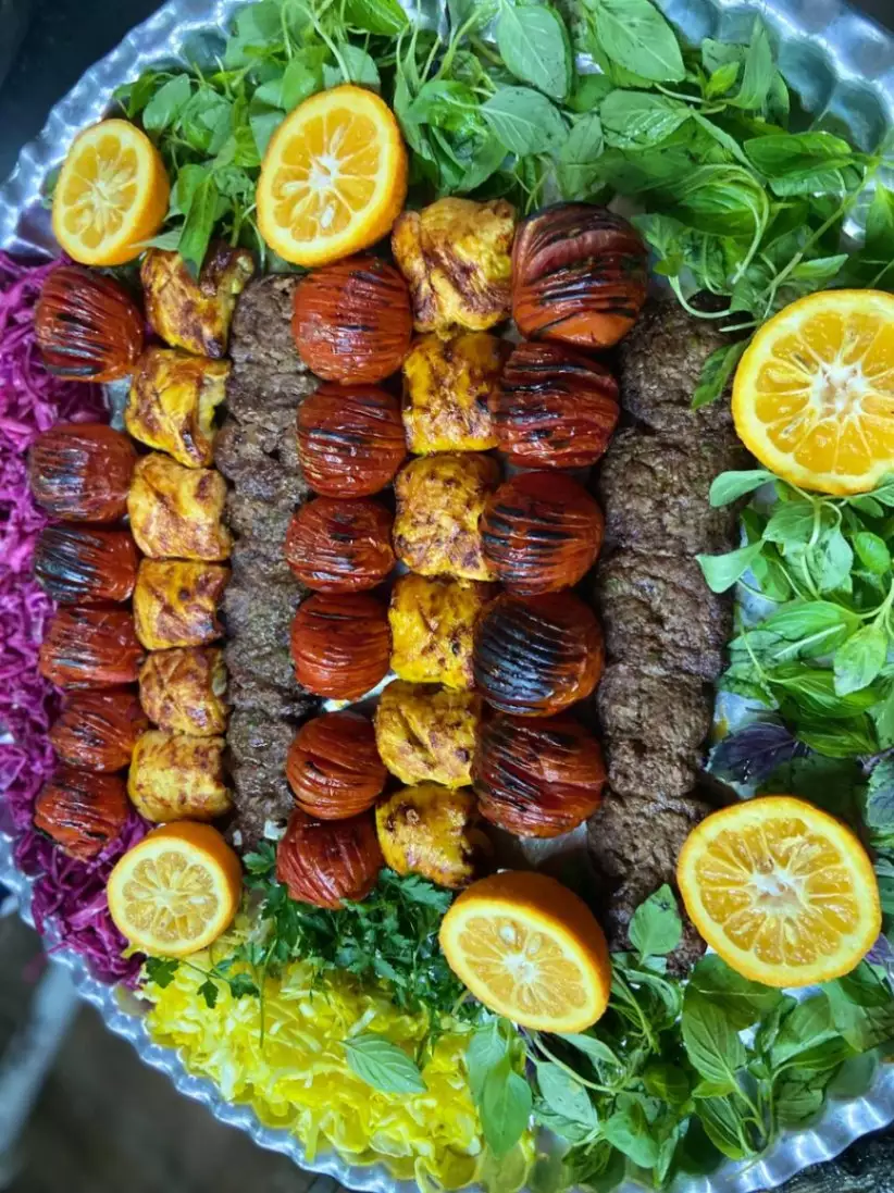 سینی کباب و جوجه با برشهای پرتقال در لاله بیستون