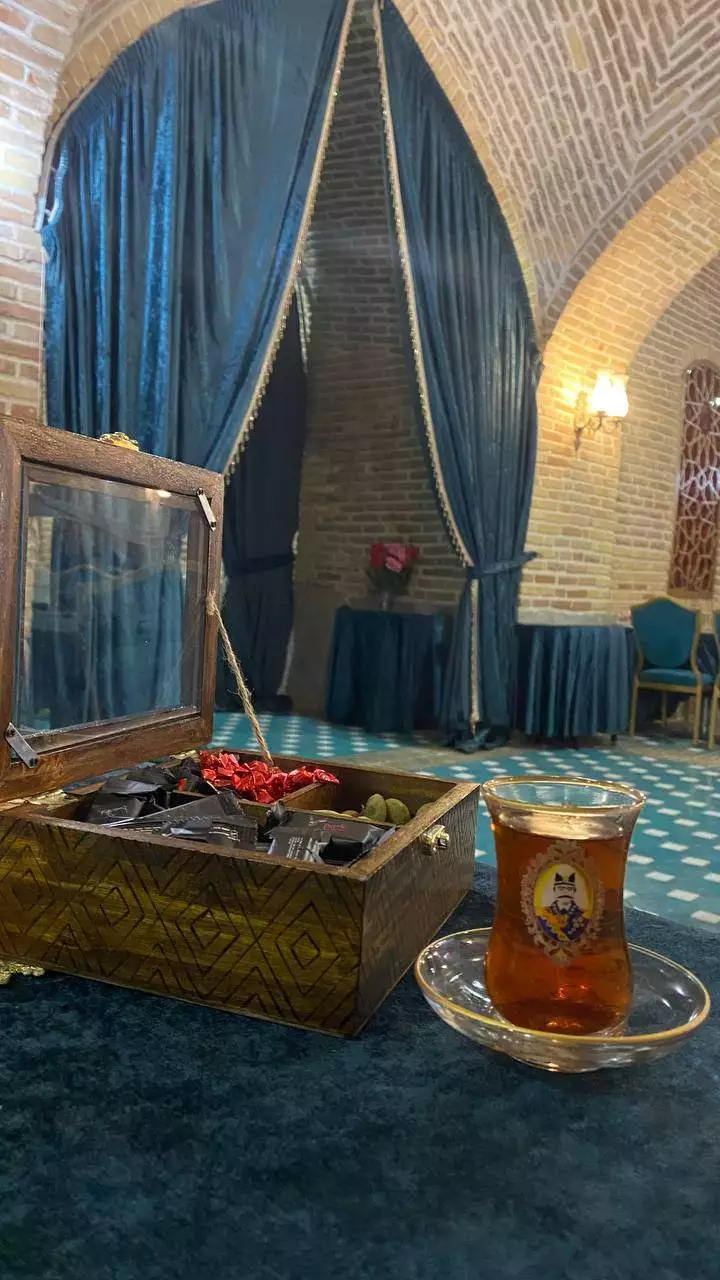 چای و آتشدان در فضای آجری لاله بیستون