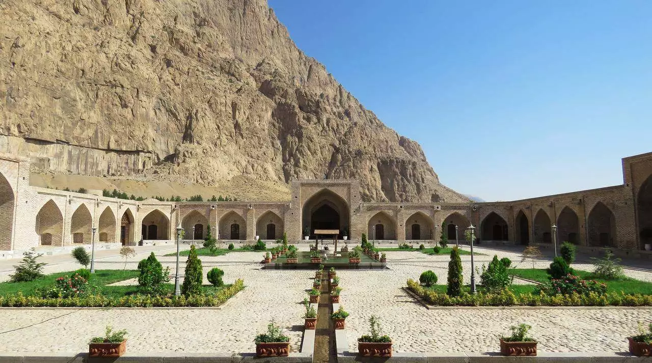حیاط مرکزی هتل لاله بیستون با باغچههای منظم