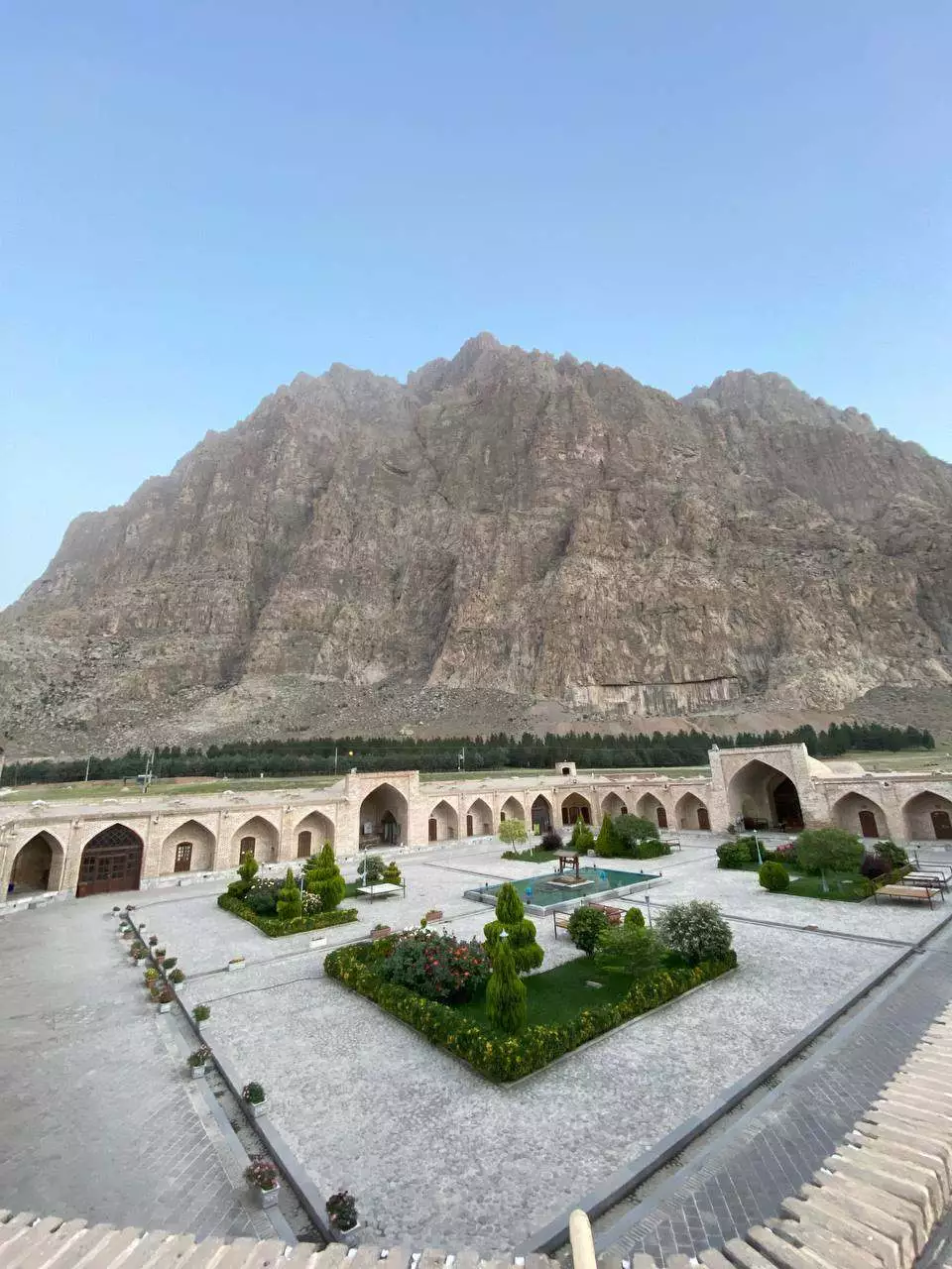 حیاط هتل لاله بیستون در دامنه کوه بیستون