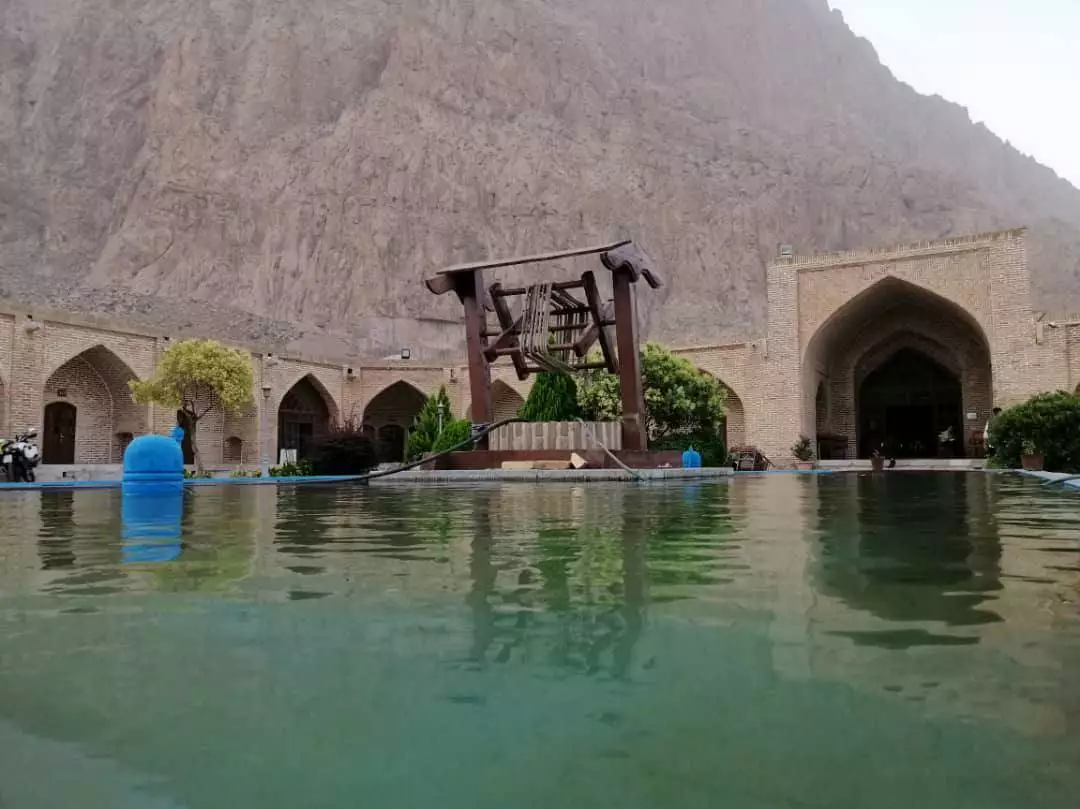حوض آب و نمای آجری هتل لاله بیستون در دامنه کوه