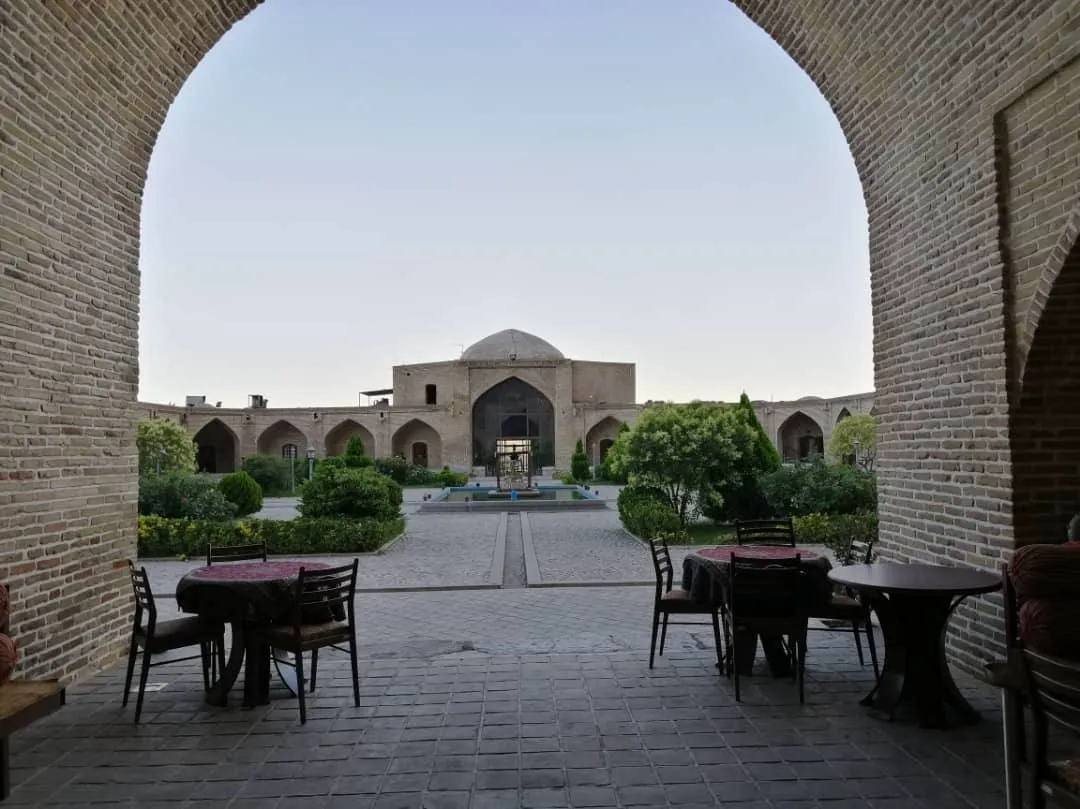 حیاط هتل لاله بیستون از زیر طاق آجری
