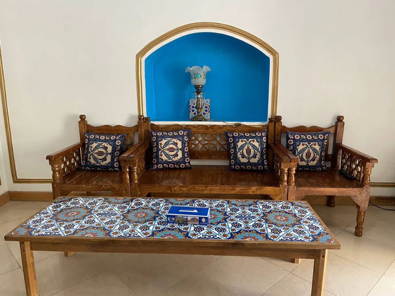 نشیمن چوبی سنتی هتل لاله بیستون